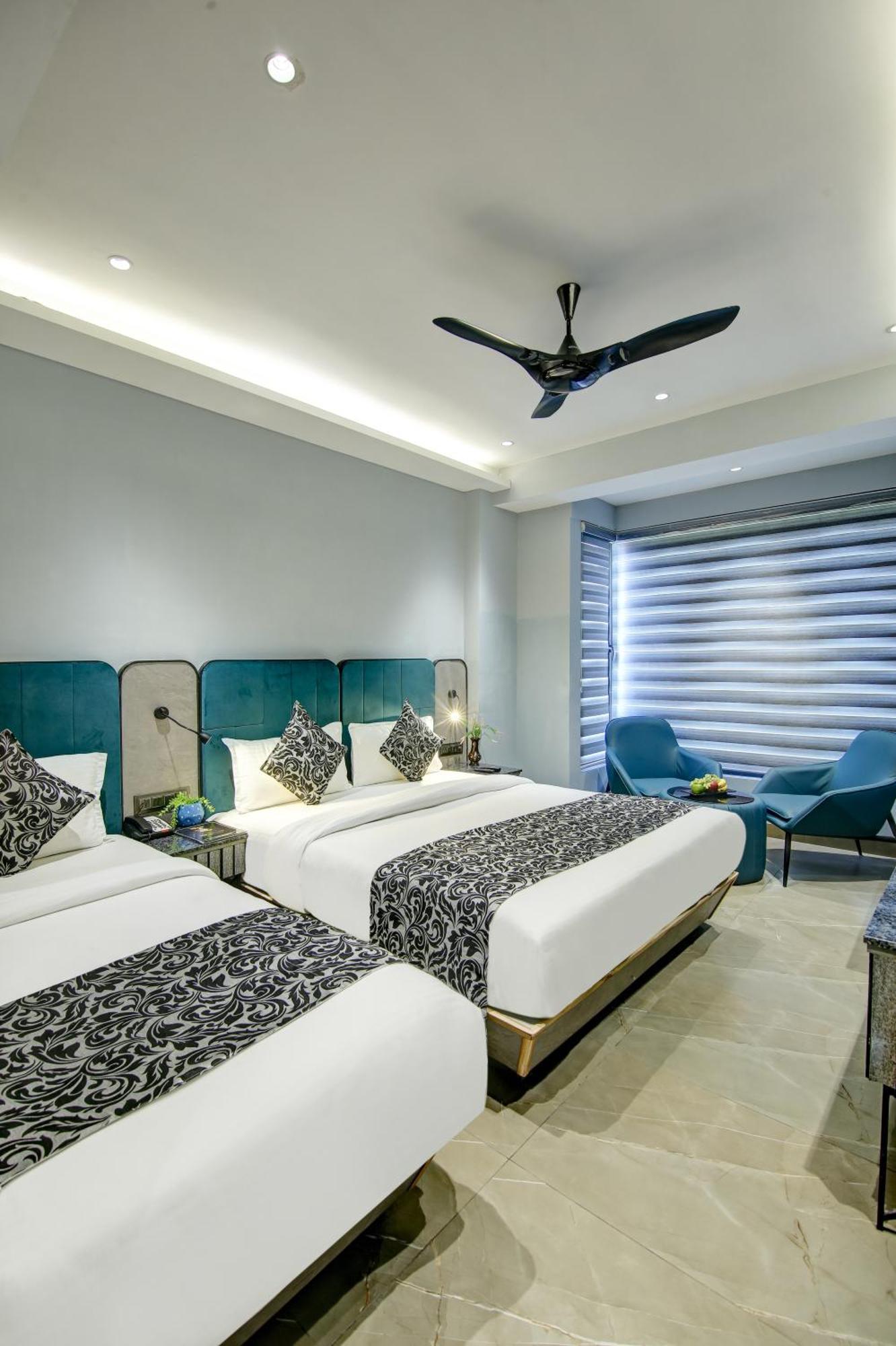 Uptown 1km Connaught Place Hotel