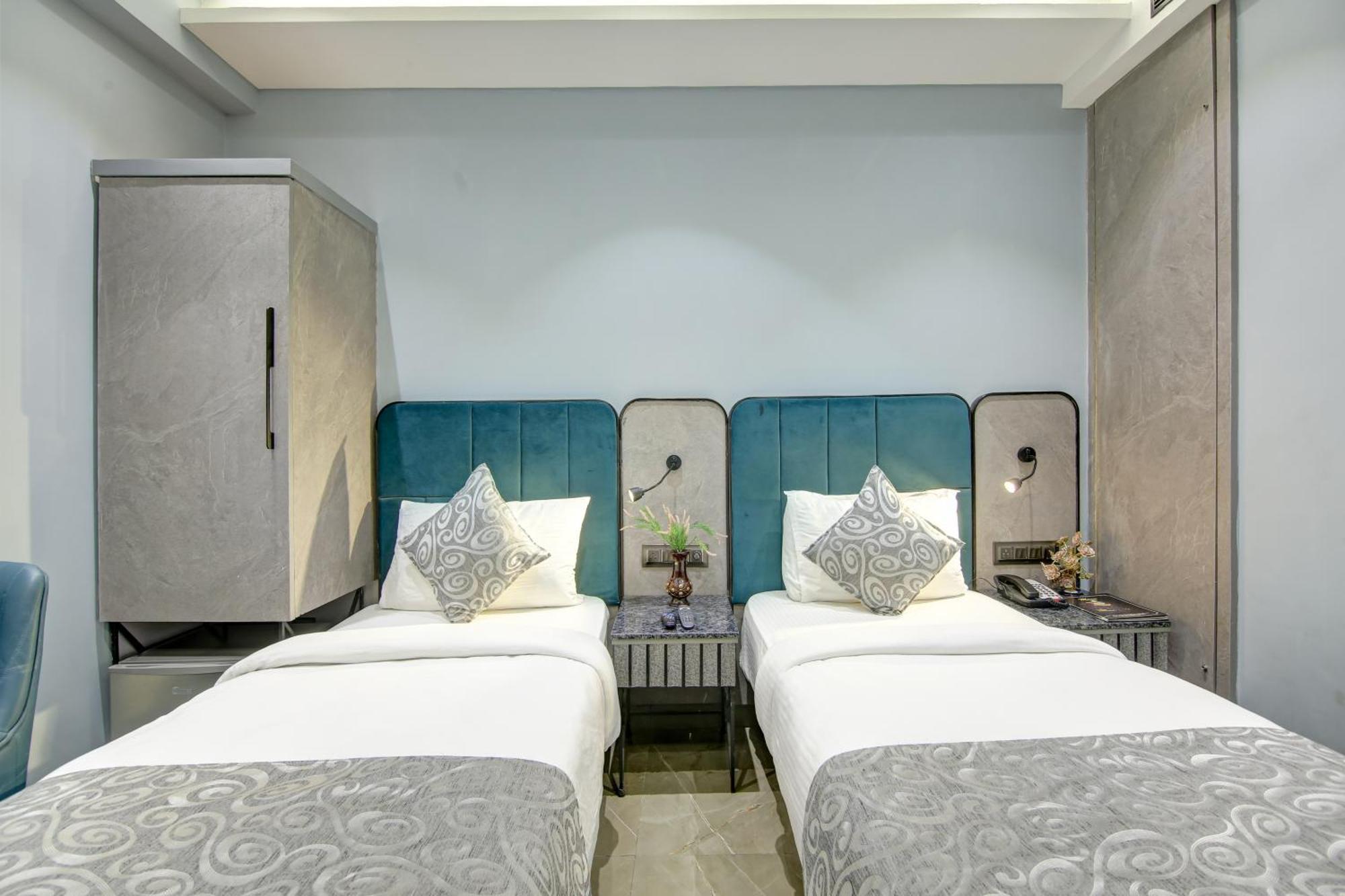 Hotel Uptown 1km Connaught Place 4*