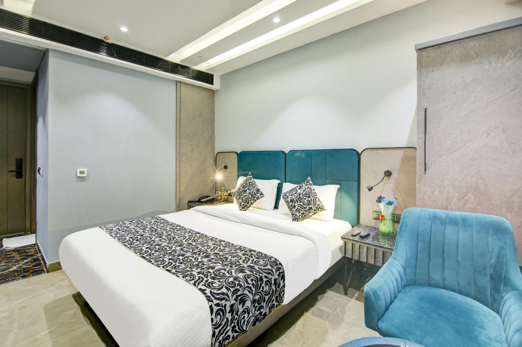 Hotel Uptown 1km Connaught Place 4*